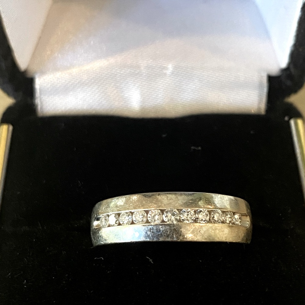 Men’s White Gold w/diamonds wedding band